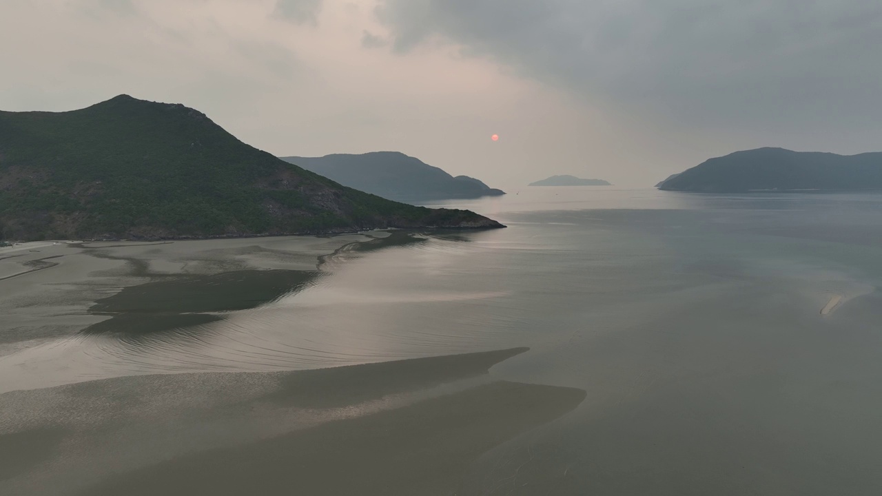 巴里翁头省孔山岛孔岛洛伊海滩上的日出视频素材