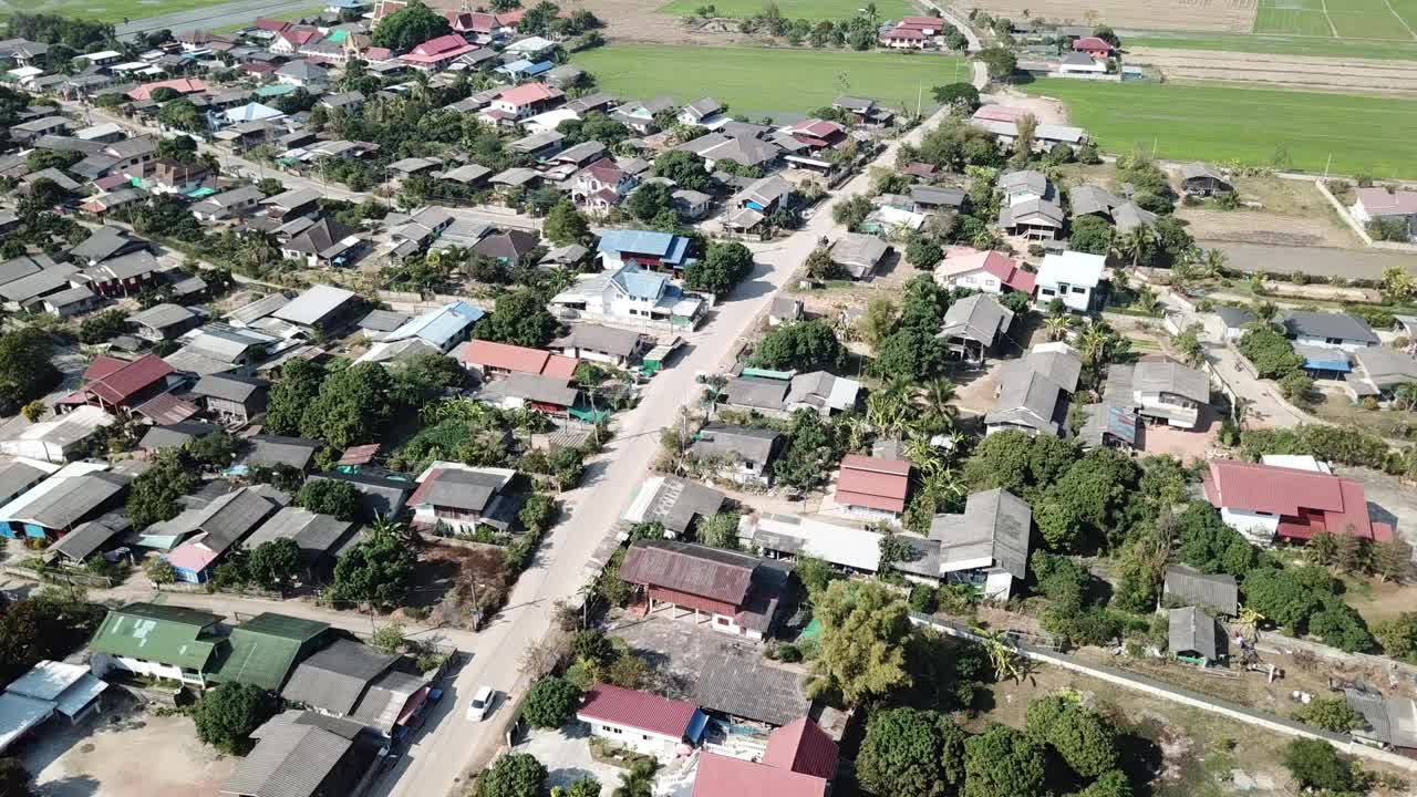 鸟瞰泰国清莱省南部帕岱地区的乡村。视频素材