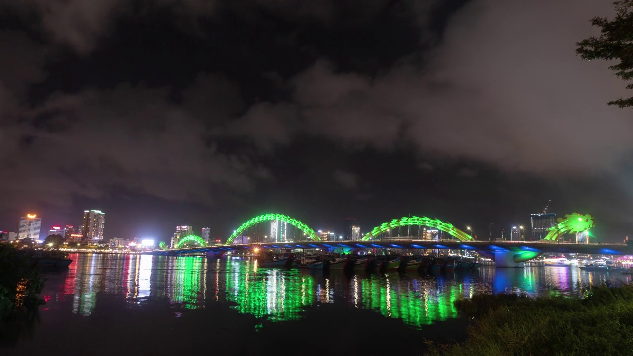 越南岘港曹戎龙桥夜间拍摄视频素材