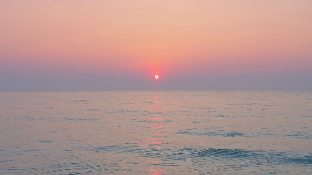 美丽的日落天空在热带海洋与反射和波浪在夏天的水视频素材