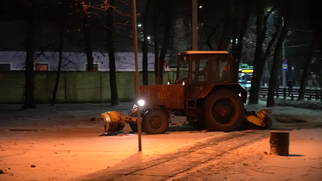 扫雪机清除公园里的雪。扫雪机的概念，清除街道上的积雪视频素材