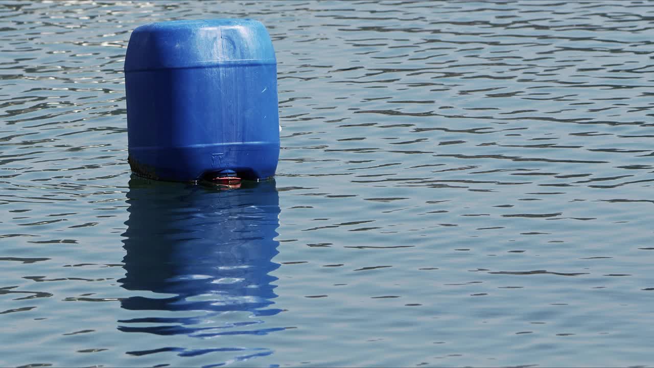 纯净海水视频中的海浮标视频素材