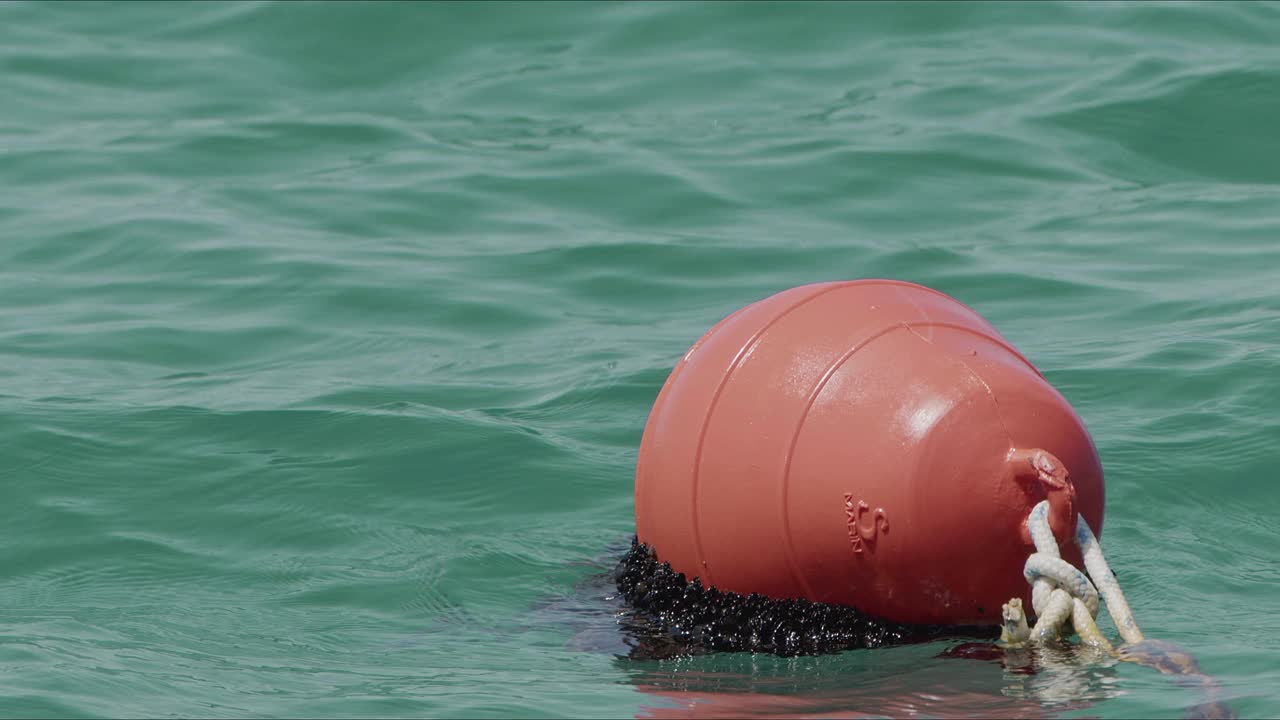 纯净海水视频中的海浮标视频素材