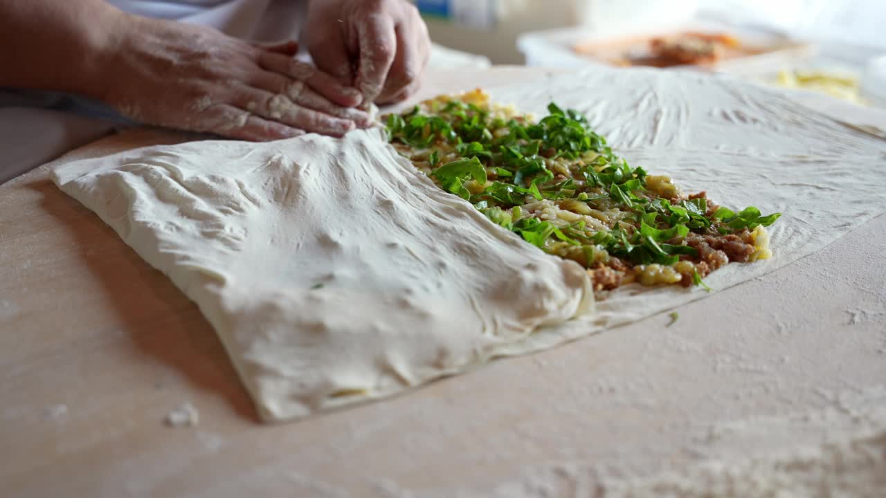 用茄子、土豆和面团做成的菜视频素材