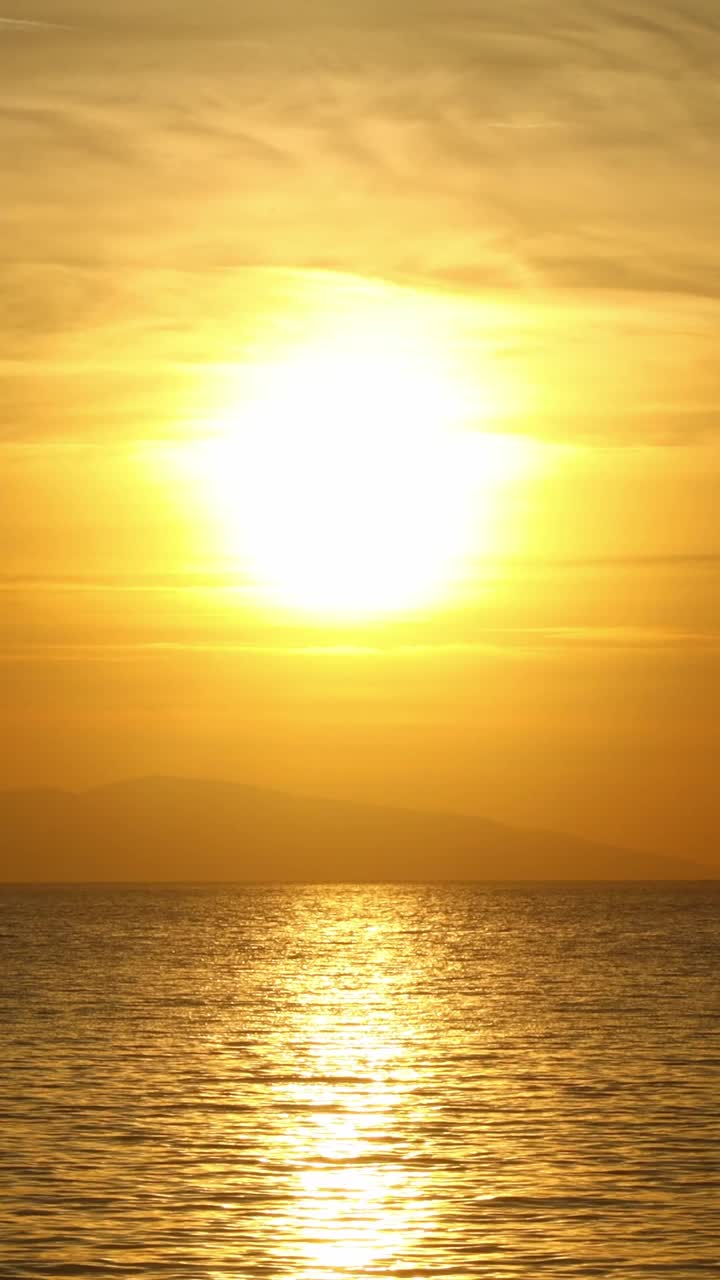 海滨小镇Turgutreis和壮观的日落。博德鲁姆,土耳其。社交媒体的垂直视频。视频素材