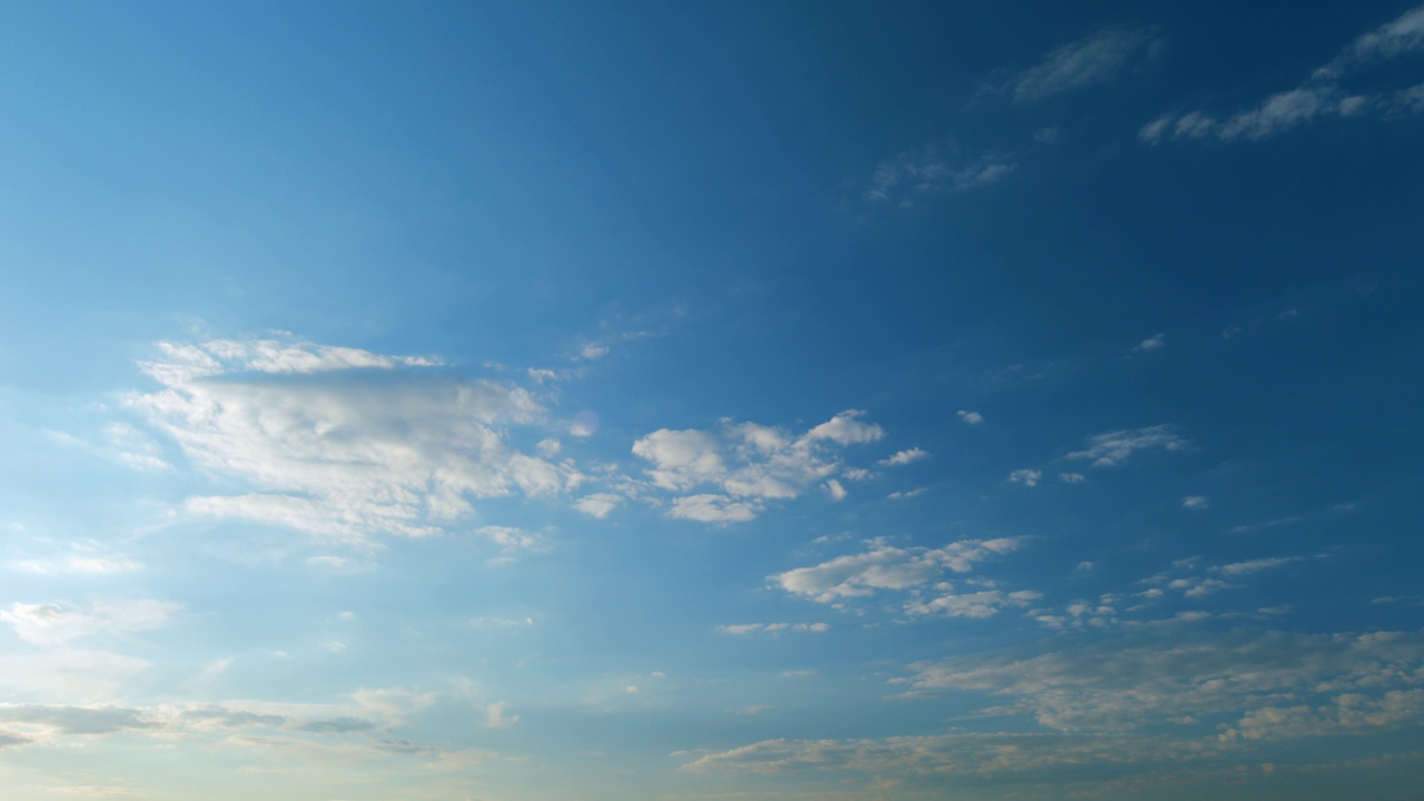 蓬松的云天空大气。蓬松的白云。云的天空景观。时间流逝。视频素材