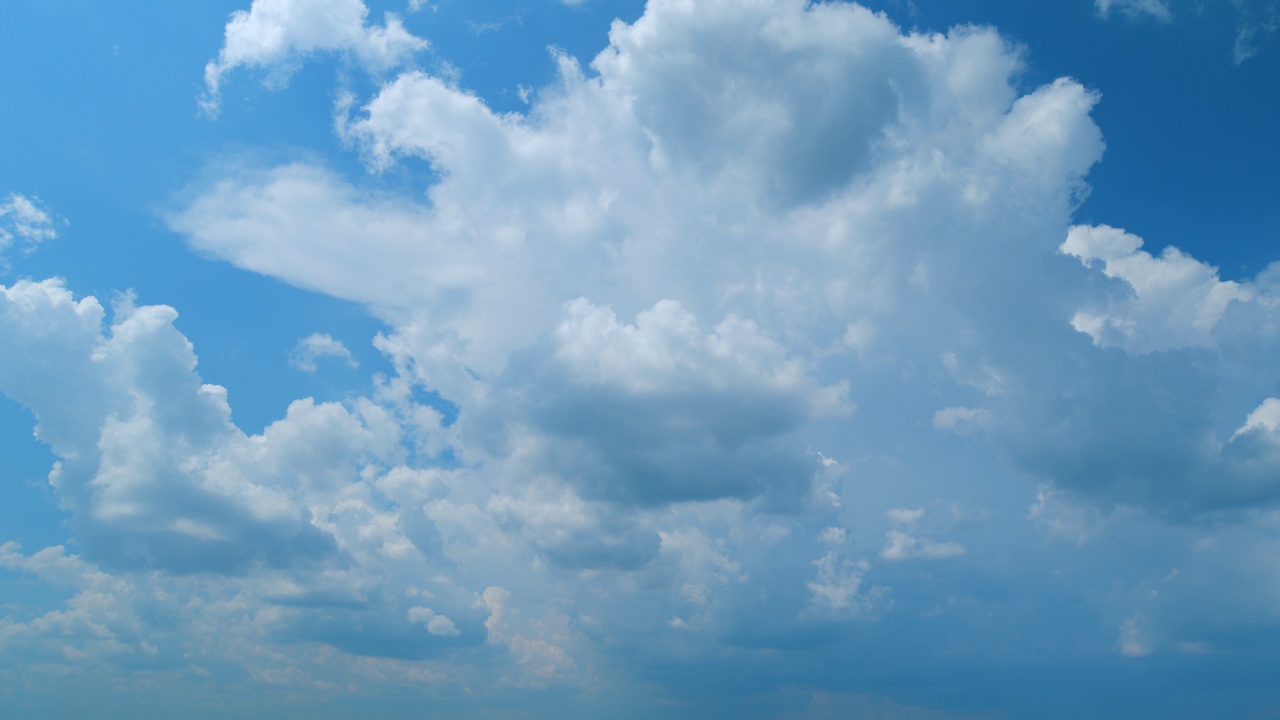 蔚蓝的天空夏日的云景。滚滚的白云在移动。时间流逝。视频素材