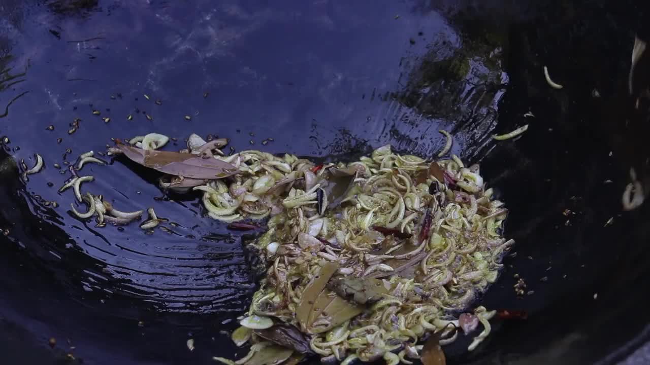 大黑锅油煎洋葱片和香料特写视频下载