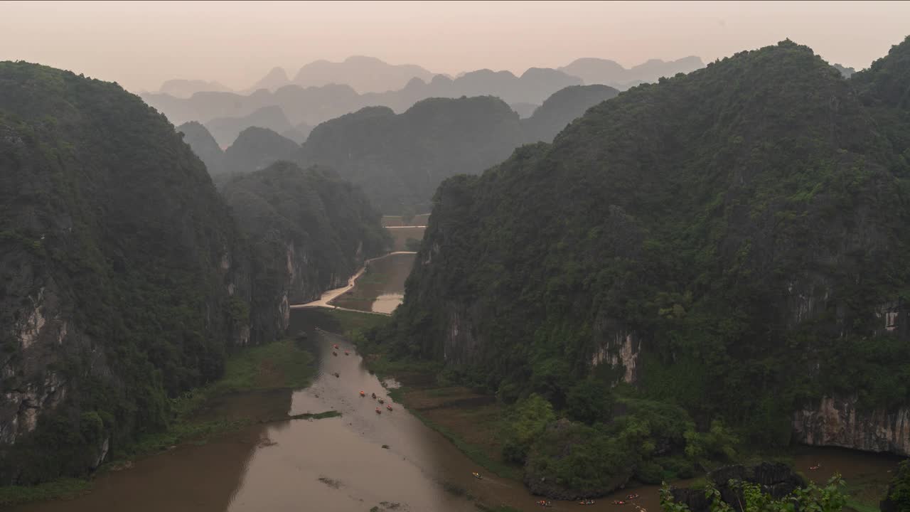 Hang Mua Cave越南峰Tam Coc Ngo Dong河和高耸的山脉视频素材