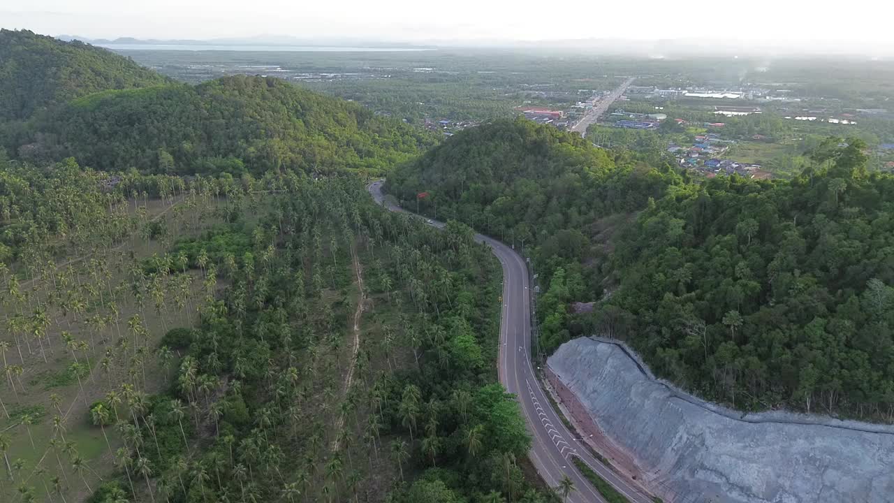 海边蜿蜒的道路。视频素材