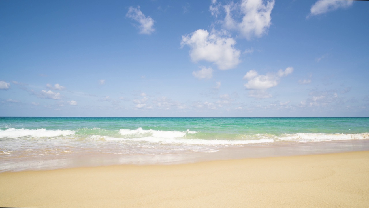 全景海滩海水绿松石夏日天堂。景观海滩自然度假背景。广角镜头视频素材