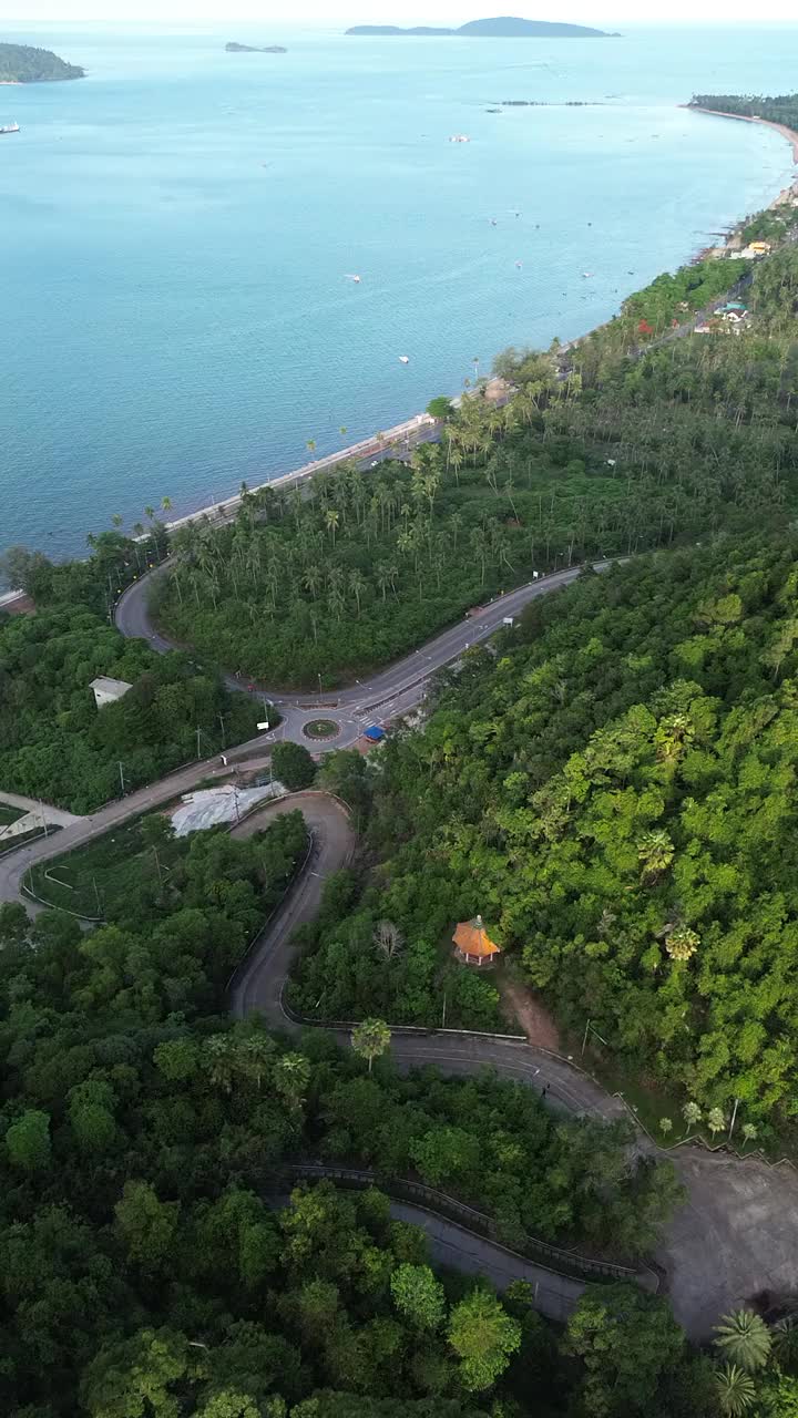 海边蜿蜒的道路。视频素材