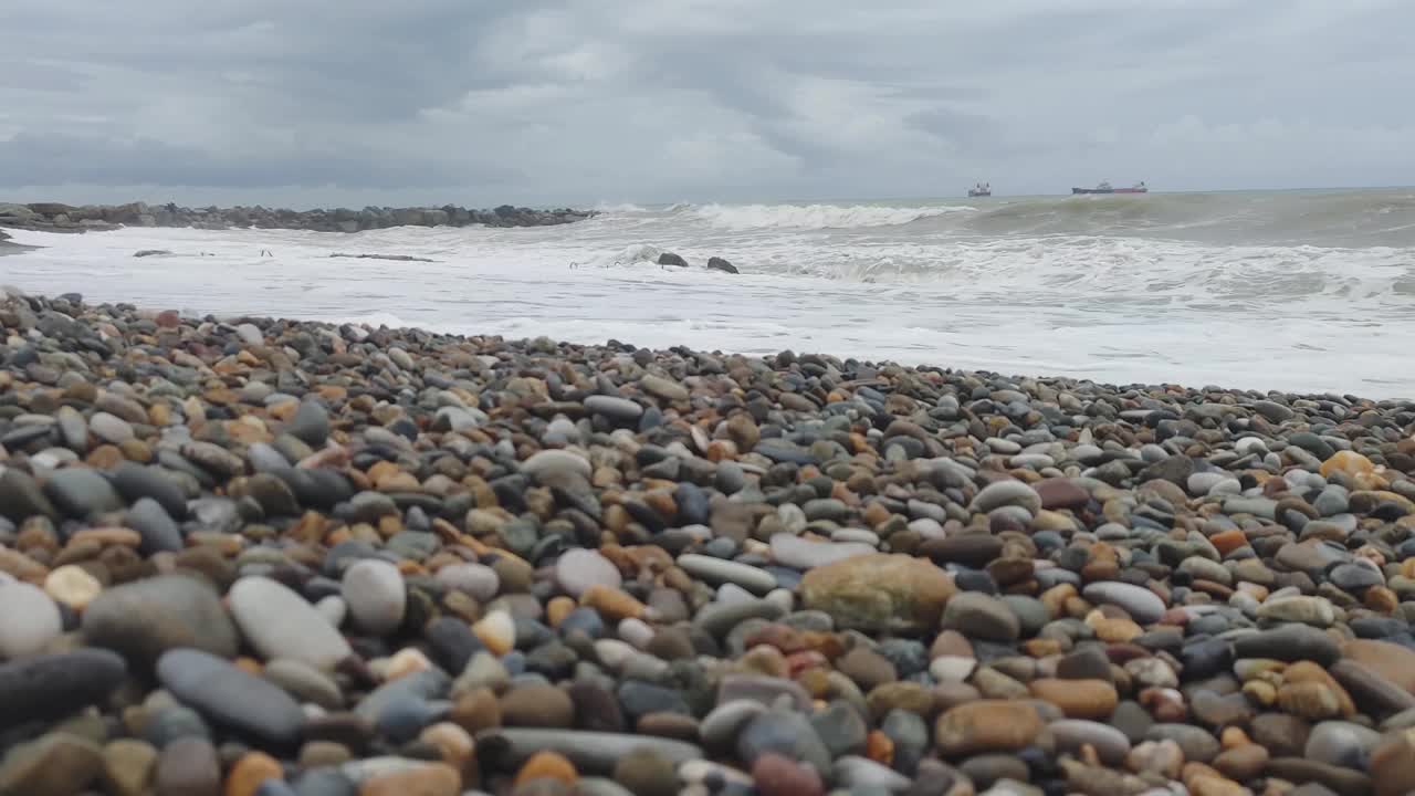 多云天气有波浪的海视频素材