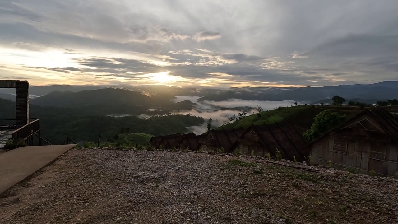 雾和山。视频素材