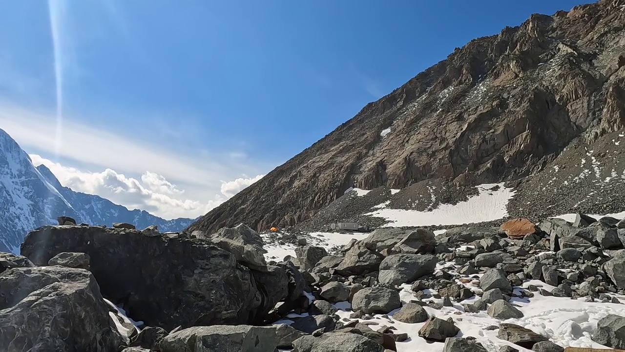 在Belukha附近的大本营，雄伟的阿尔泰山脉全景视频素材