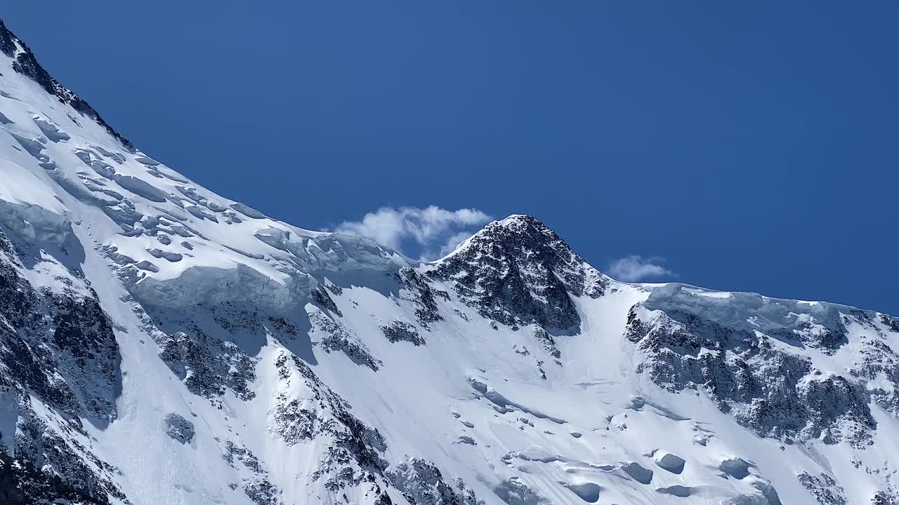 白雪皑皑的白鹿哈山的美丽景色。山顶上刮起了一阵强风视频素材