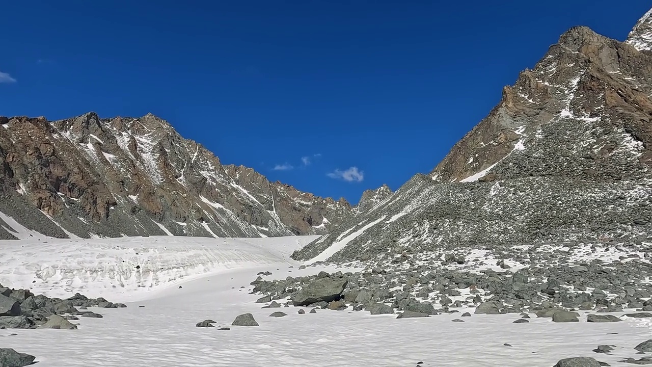 德劳内山口下的冰川。在Belukha附近的大本营，雄伟的阿尔泰山脉全景视频素材