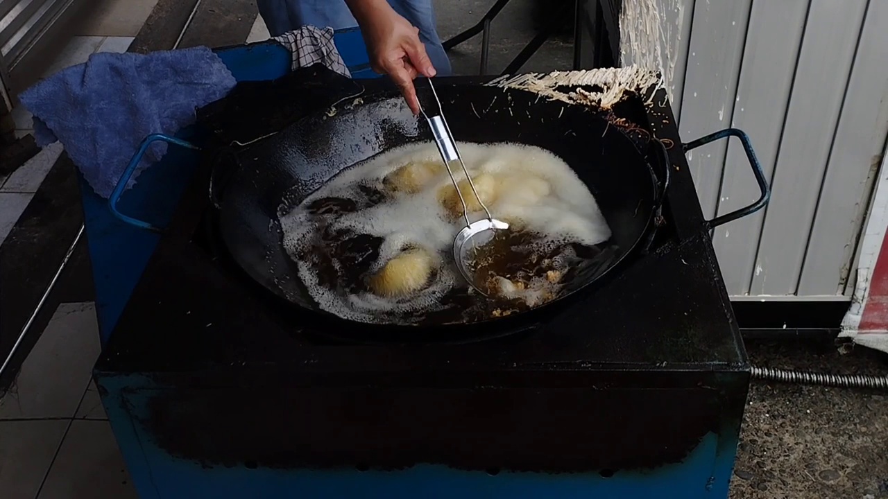 制作油炸食品的过程视频下载