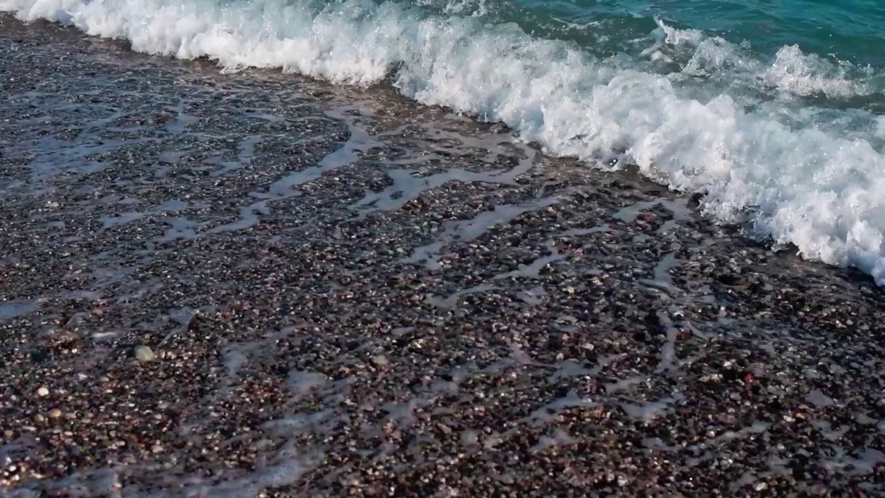 海浪拍打着沙滩视频下载