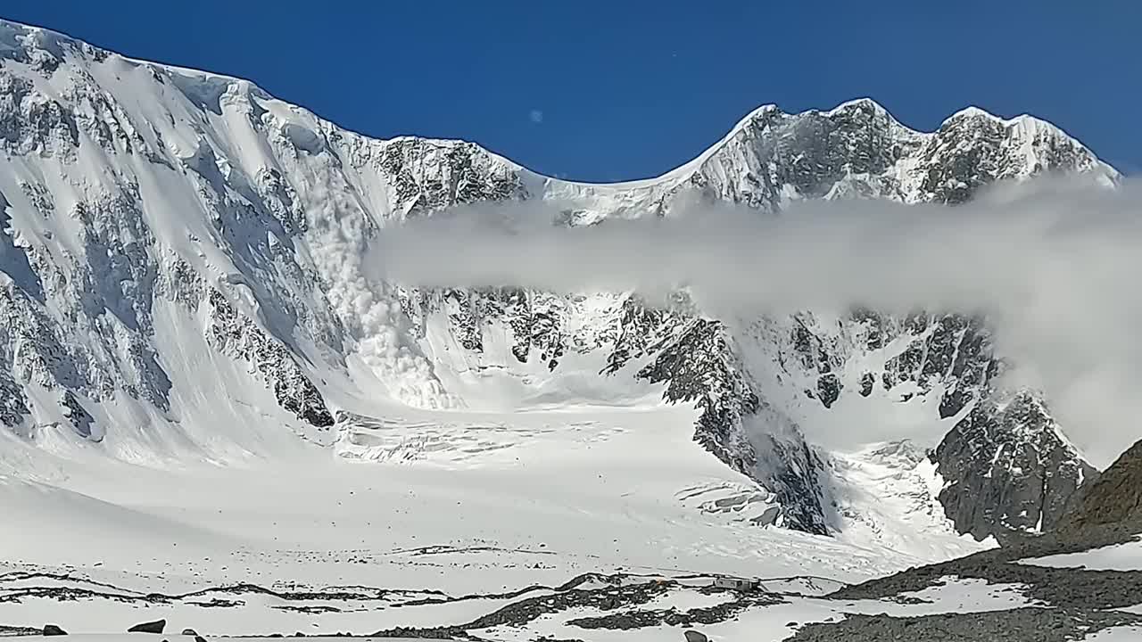 山上有雪崩。希望渺茫。阿克玛城墙的景色。雄伟的山脉、山脊和岩石视频素材