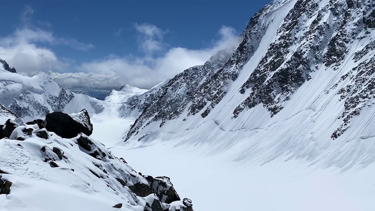 从托木斯克学生峰(Tomsk Students Peak)山顶俯瞰，海拔3500米。攀登Belukha视频素材