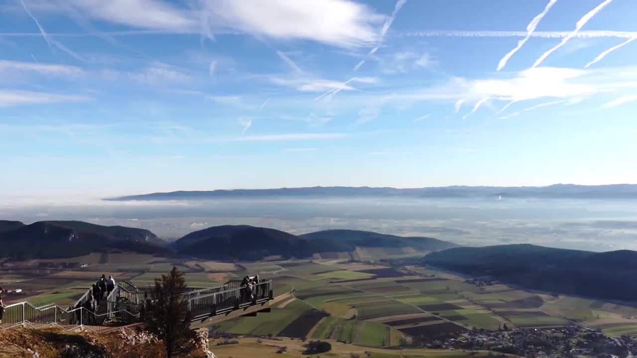 开阔的视野可以看到山谷和山脉的自然景观，人们在空中漫步视频下载