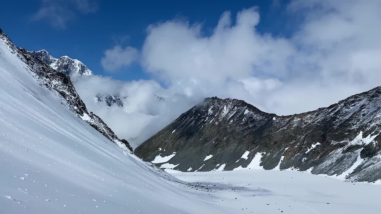 德劳内山口的俯视视图。Belukha攀升。美丽的全景雪山，岩石，阿尔泰山脉的山脊和斜坡视频素材