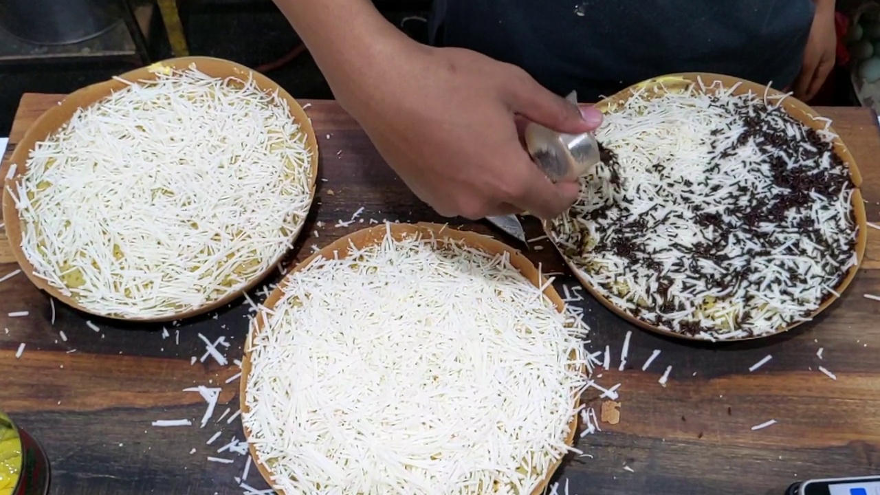 电影的拍摄。Martabak Telor亚洲奶酪煎饼的上菜过程视频素材