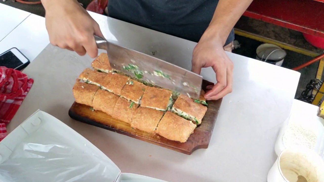 电影的拍摄。鸡蛋煎饼的制作过程视频素材