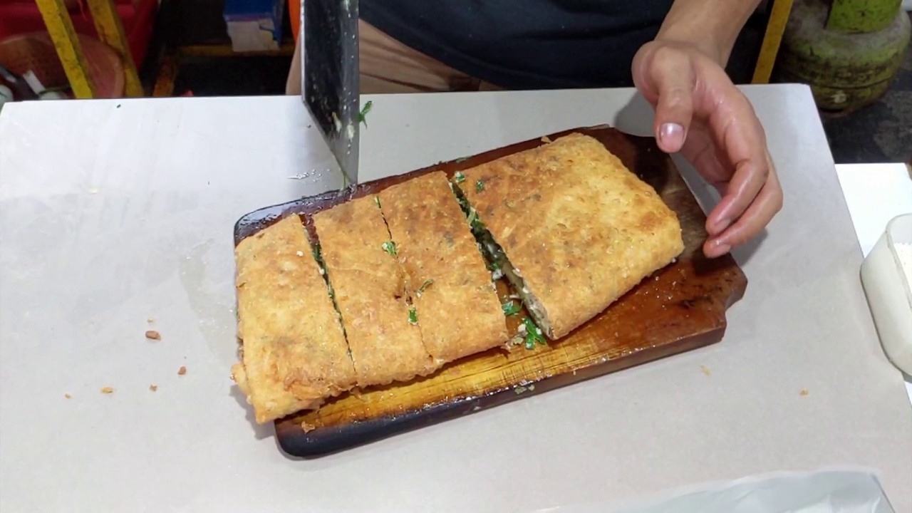 电影的拍摄。Martabak Telor的上菜过程视频素材