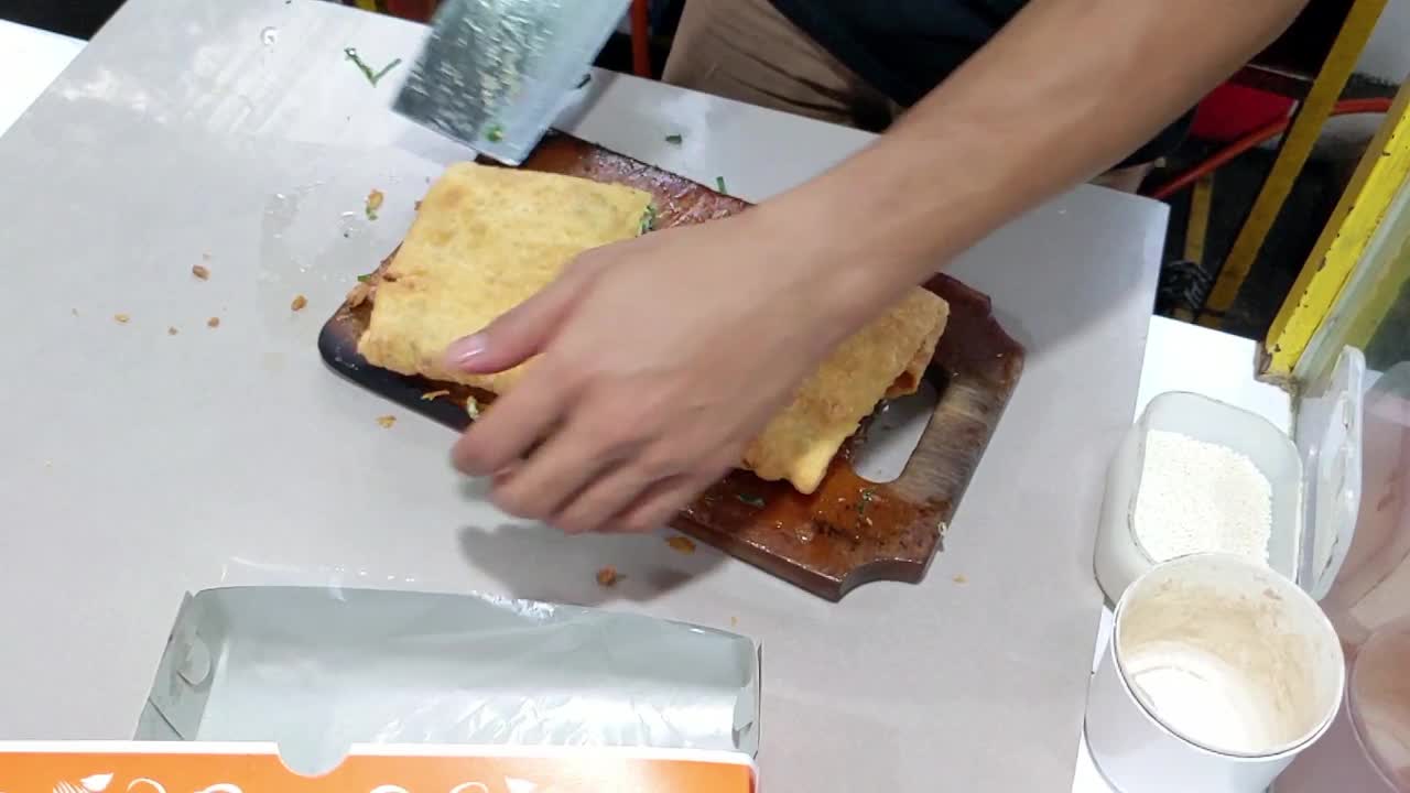 电影的拍摄。Martabak Telor的上菜过程视频素材