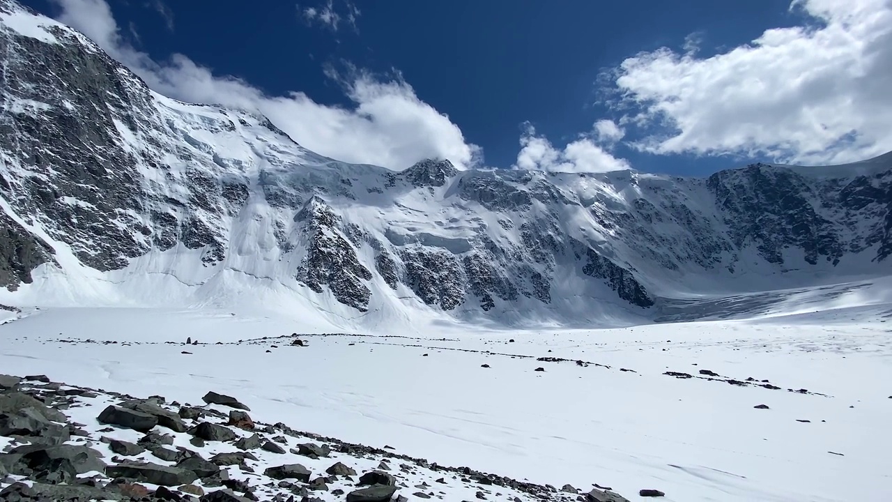 阿尔泰雪山全景。阿克玛长城的美景。攀登Belukha视频素材