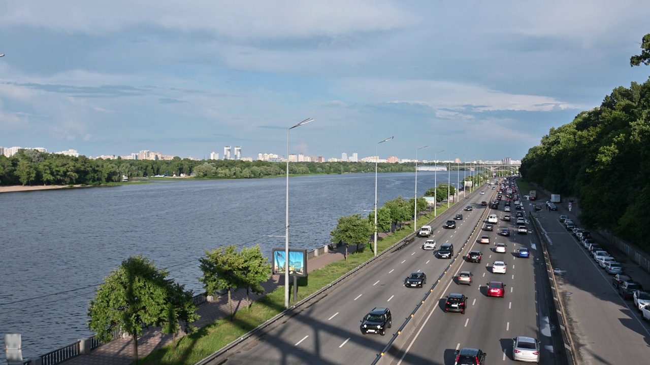 晚上路堤高速公路上的交通情况视频素材