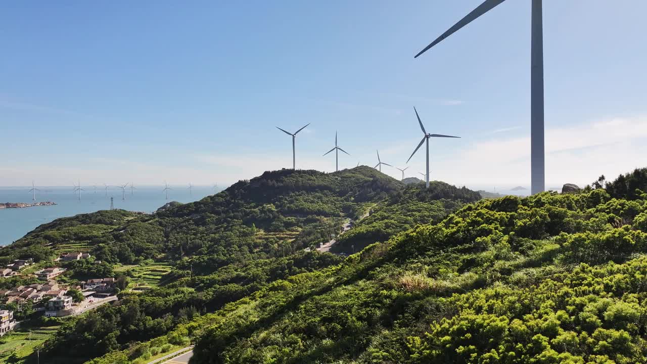 海边山顶上的风力发电场视频素材