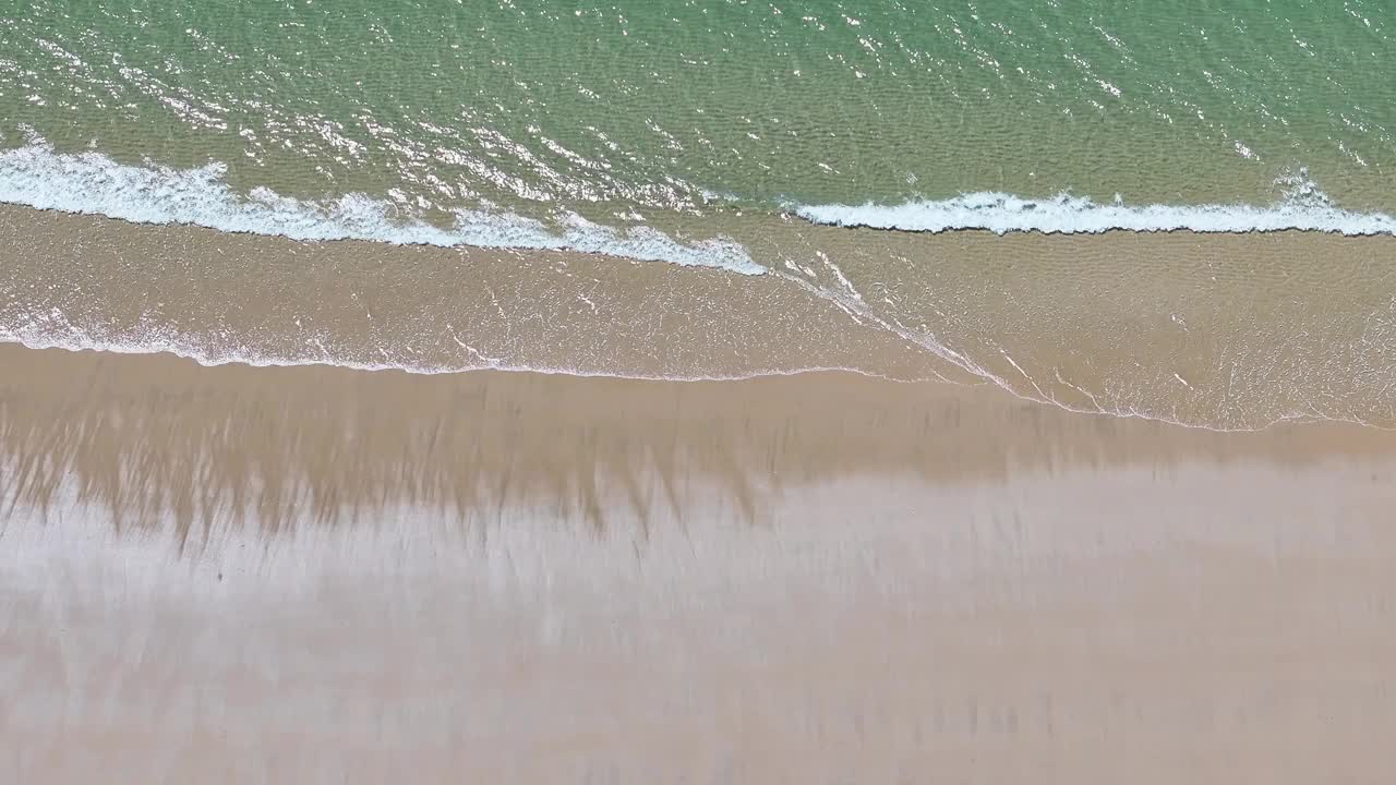 俯瞰干净的海滩视频素材