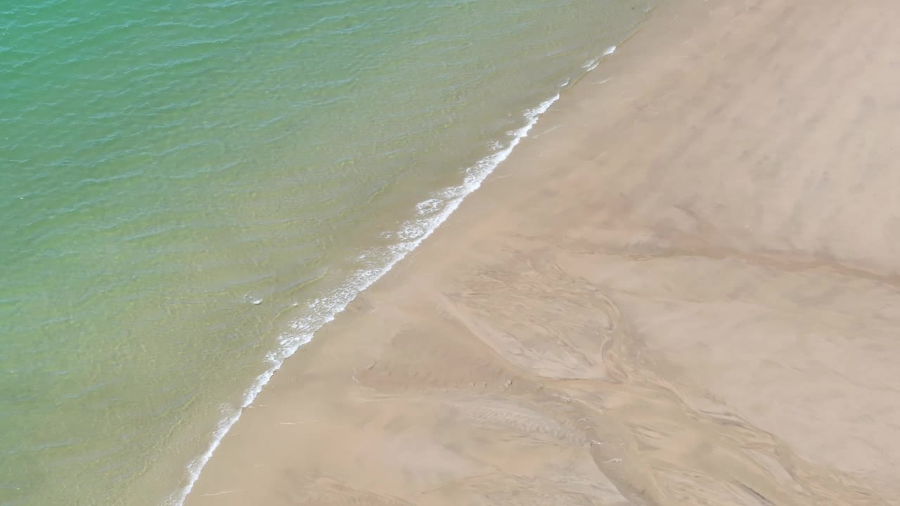 空荡海滩的航拍照片视频素材