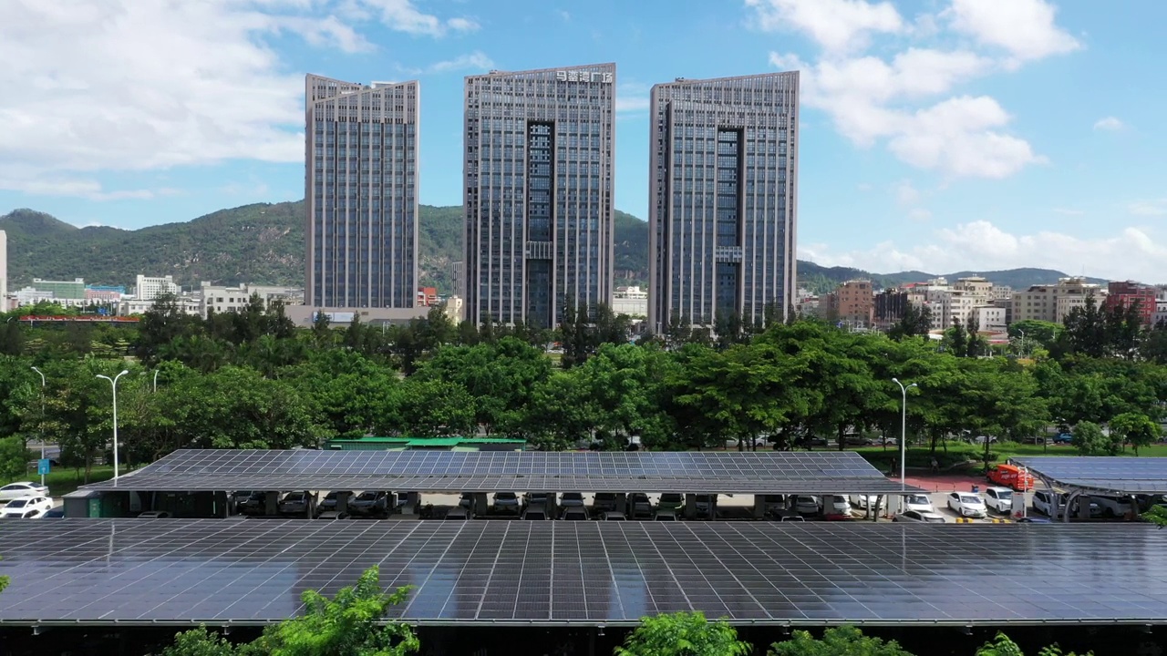 城市太阳能电动汽车充电站视频素材