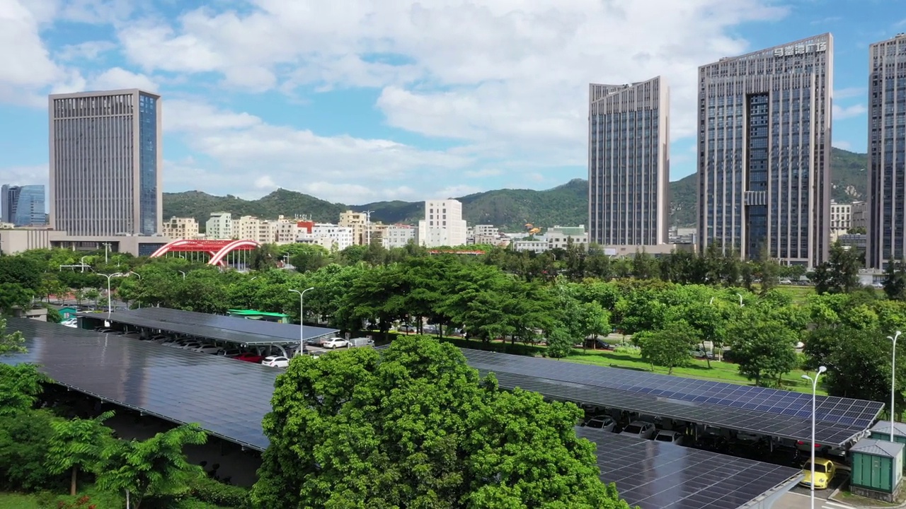 城市太阳能电动汽车充电站视频素材