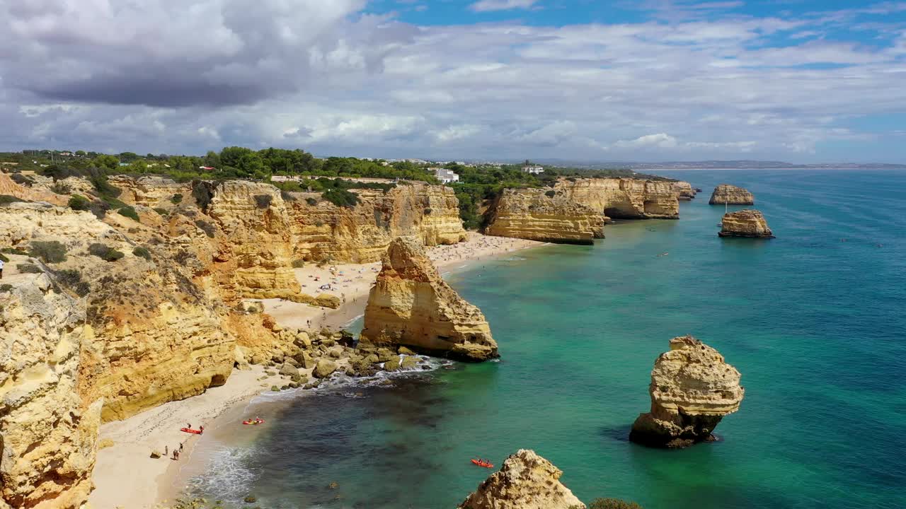 葡萄牙阿尔加维的海滨海滩。海军海滩(Praia da Marinha)在海滩上飞行的海鸥，位于大西洋沿岸的拉戈阿市，阿尔加维。视频素材