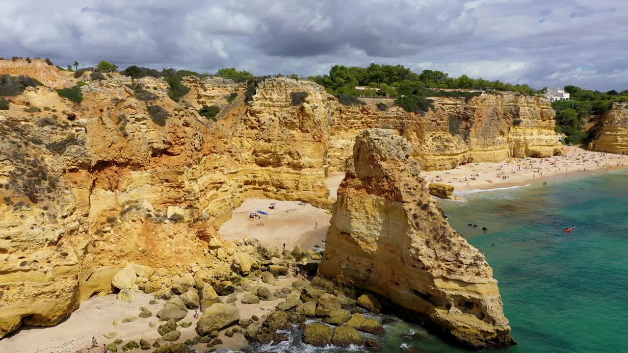 葡萄牙阿尔加维的海滨海滩。海军海滩(Praia da Marinha)在海滩上飞行的海鸥，位于大西洋沿岸的拉戈阿市，阿尔加维。视频素材