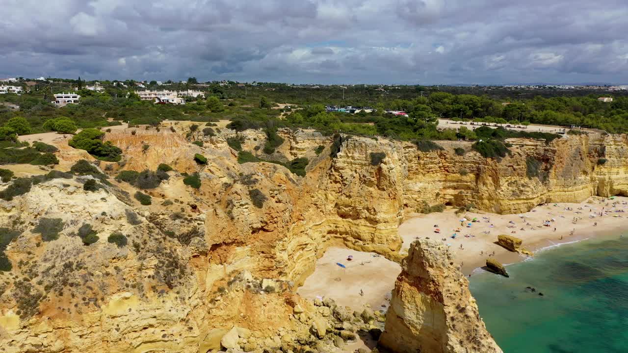 葡萄牙阿尔加维的海滨海滩。海军海滩(Praia da Marinha)在海滩上飞行的海鸥，位于大西洋沿岸的拉戈阿市，阿尔加维。视频素材