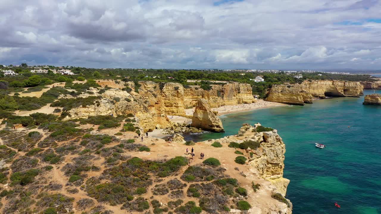 葡萄牙阿尔加维的海滨海滩。海军海滩(Praia da Marinha)在海滩上飞行的海鸥，位于大西洋沿岸的拉戈阿市，阿尔加维。视频素材