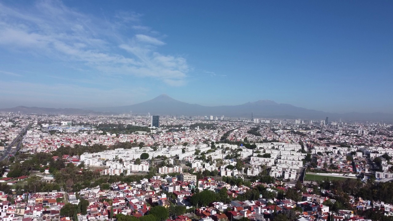 在墨西哥的普埃布拉，可以看到波波卡特海姆和Iztaccíhuatl火山视频素材