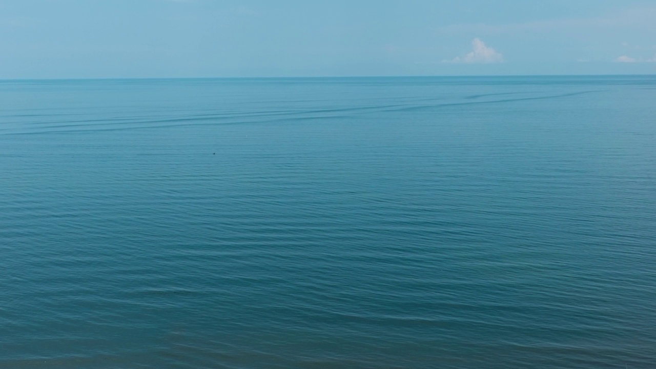 菲律宾开阔海域的蓝色海浪。视频素材