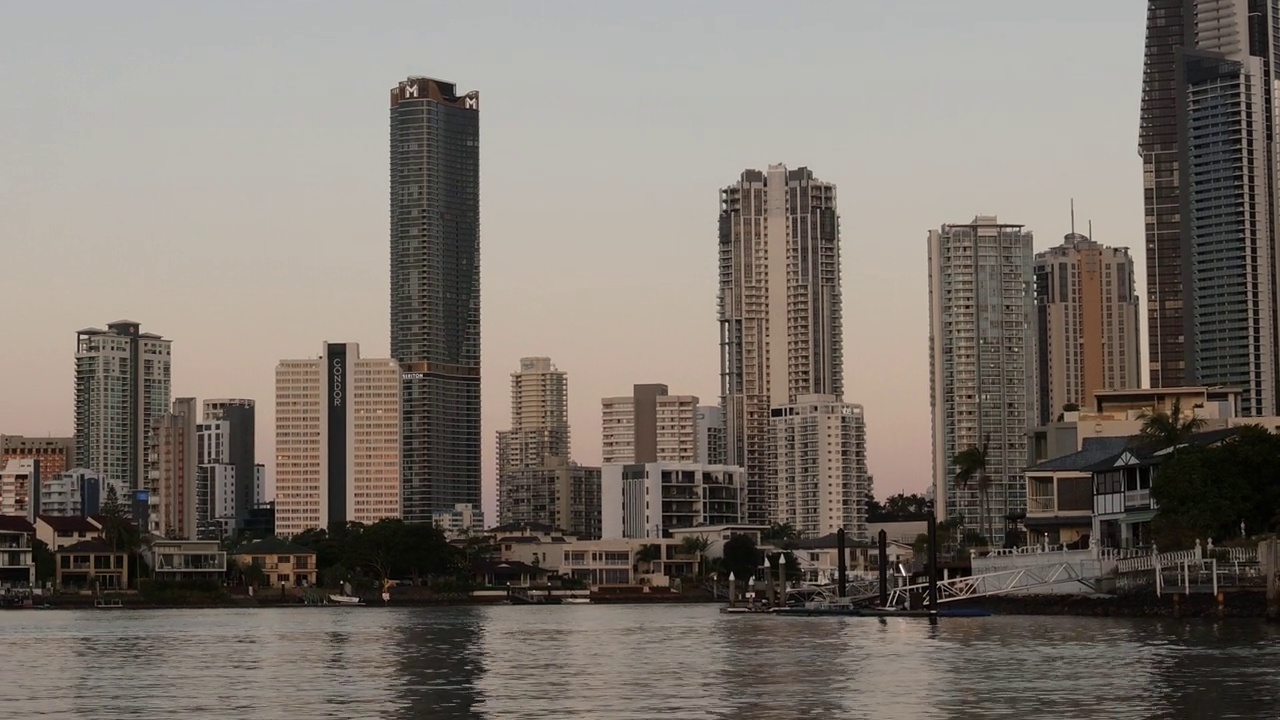 澳大利亚昆士兰州黄金海岸冲浪者天堂的壮观城市景观。视频素材