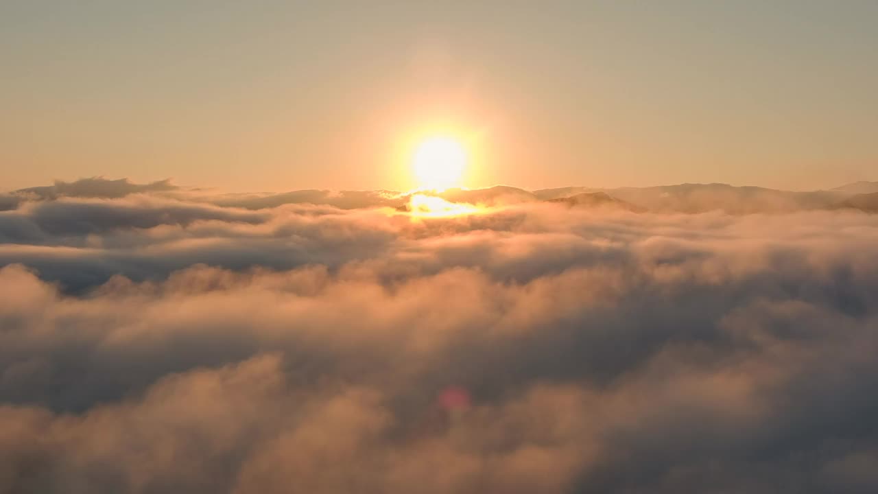 太阳、云、云海、早晨、黎明、日出的山景/南杨州，韩国京畿道视频素材