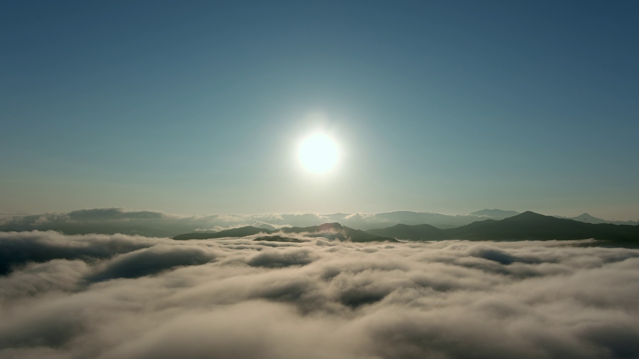 太阳、云、云海、早晨、黎明、日出的山景/南杨州，韩国京畿道视频素材