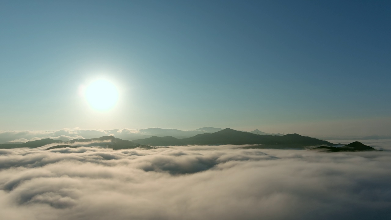 太阳、云、云海、早晨、黎明、日出的山景/南杨州，韩国京畿道视频素材