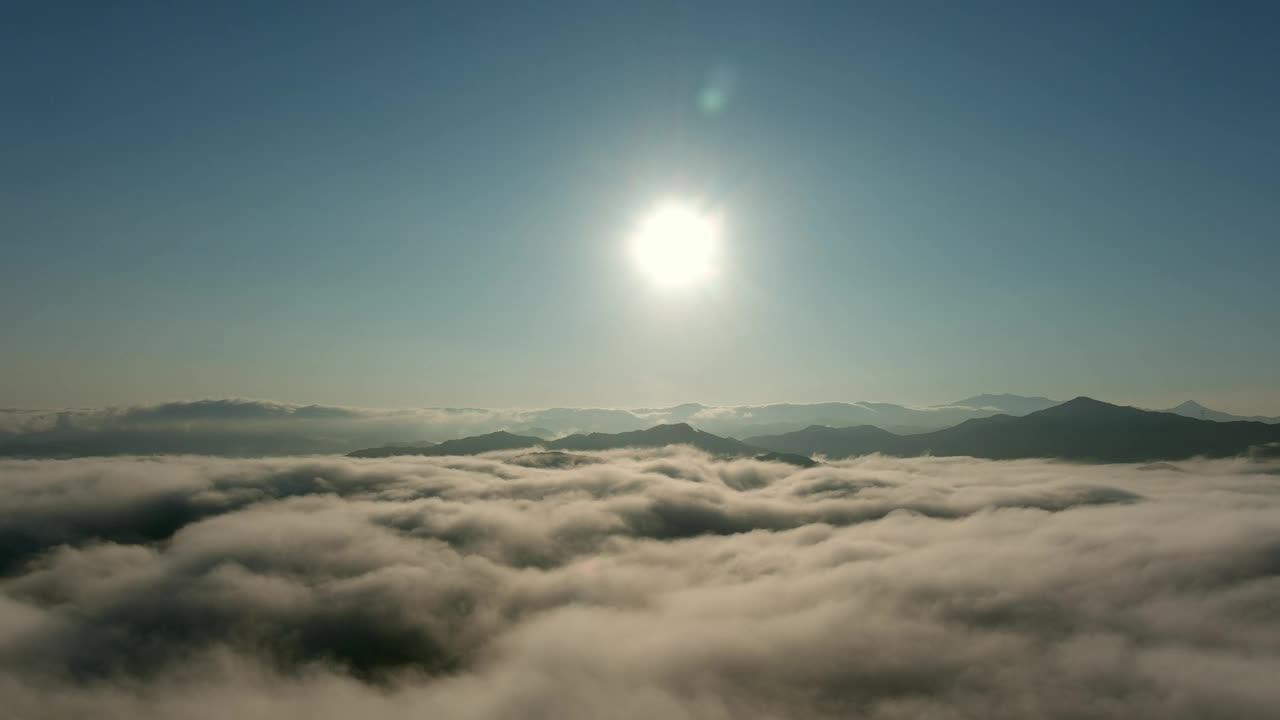 太阳、云、云海、早晨、黎明、日出的山景/南杨州，韩国京畿道视频素材