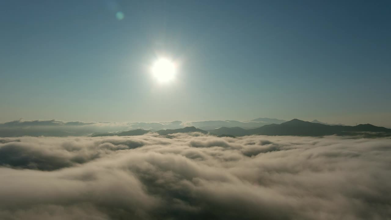 太阳、云、云海、早晨、黎明、日出的山景/南杨州，韩国京畿道视频素材